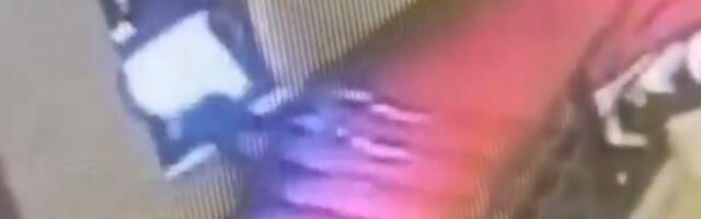 POZNATI POLITIČAR PAO NIZ STEPENICE, PA RAZBIO STAKLO NEPROCENJIVE VREDNOSTI Snimak obišao svet (VIDEO)