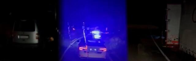 "Za dlaku" podleteo pod šleper: Automobil proklizao kod Prijepolja (VIDEO)