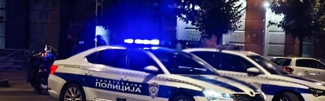 TEŽAK UDES NA NOVOM BEOGRADU, ŽENA LEŽI NA ULICI Sudarila se dva automobila, ljudi se okupili kako bi ukazali pomoć