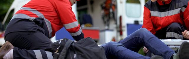 Autobus udario u most i otkinuo krov, više dece povređeno: Hitne službe na licu mesta