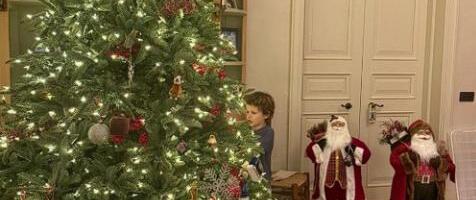 Jelka Ričarda Gira je sve samo ne savršena, ali je prelepa: Slavni glumac ima najbolje pomoćnike za prazničnu dekoraciju!