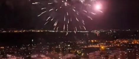 GORELO NEBO NAD NOVIM BEOGRADOM! Tradicija nije izneverena - spektakularan vatromet iz Bloka 45 (VIDEO)