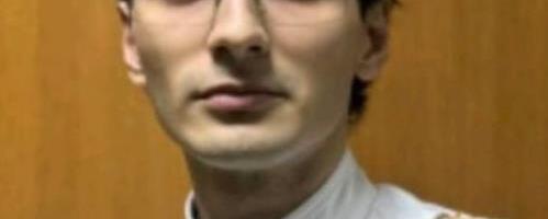 ZOVU GA MUTA, A ŽELI DA VODI BOR! Ko je blokader koji se slika u belom odelu i hvali da je skupio 1.000 potpisa u gradu od 40.000 ljudi?!