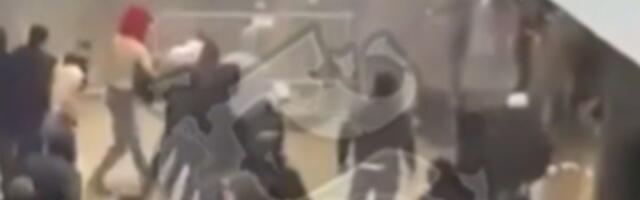 Pojavio se snimak tuče Delija i Žandarmerije u hodniku Arene! Letele baklje, kante, a onda je nastao stampedo