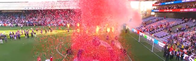 Momenat koji se čekao 22 godine: Trofej Premijer lige je konačno u rukama igrača Arsenala! /VIDEO/
