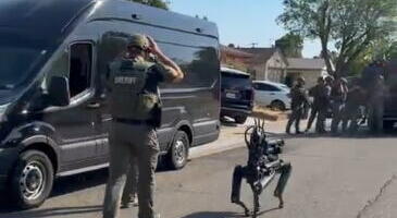 Pogledajte filmski manevar: Policijski dron magnetom oteo nož iz ruku kriminalca, pa došao robopas!
