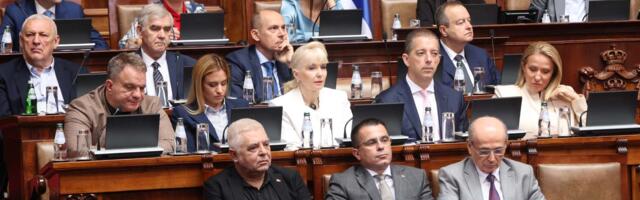 Počela sednica Skupštine o nepoverenju Vladi, „dok neko ne padne u nesvest“, kako je najavila Brnabić