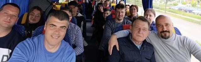 Simpatizeri i članovi SNS-a iz Kragujevca organizovano otišli na Svenarodni sabor u Niš (VIDEO)