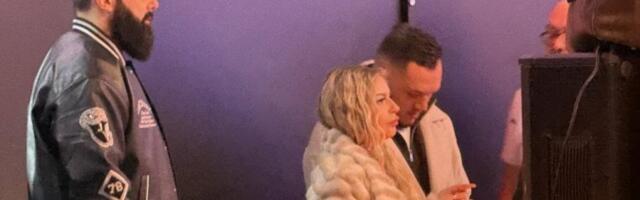 GASTOZ UHVAĆEN U ŠIMANOVCIMA, IZNENADA STIGAO NA PINK U DRUŠTVU ZGODNE PLAVUŠE: Kamere zabeležile scenu u bekstejdžu! (VIDEO)