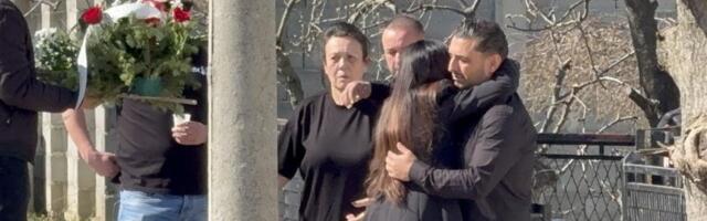 UPLAKANI DARKO LAZIĆ SE SRUŠIO BIVŠOJ ŽENI U ZAGRLJAJ! Razarajuća scena na dan Draganove sahrane, prizor ispred kuće će vam naterati suze na oči! (VIDEO)