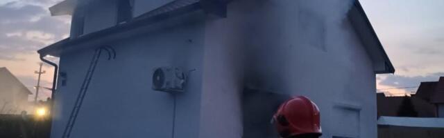 DRAMA NA ČUKARICI: Izbio požar na krovu kuće, vatrogasci spasili dvoje ljudi (FOTO)