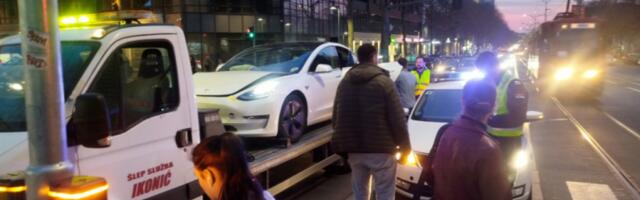 UKLONJENO VOZILO MARKE TESLA SA BULEVARA NAKON SAOBRAĆAJKE! Policija i dalje na licu mesta! (FOTO, VIDEO)