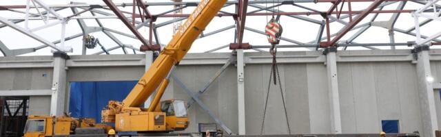 TRAGEDIJA NA GRADILIŠTU! Pala dizalica, jedan radnik poginuo, drugi povređen