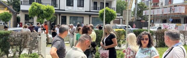Protestni skup kragujevačkih PROSVETARA ispred Školske uprave: Zahtevaju od nadležnih da se zaustavi politizacija škola