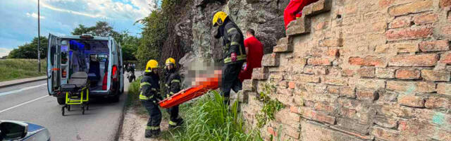 DRAMA ISPOD PETROVARADINSKE TVRĐAVE! Vatrogasci spasavali muškarca iz starog železničkog tunela: Zadobio povrede, hitno prevezen u bolnicu (FOTO)