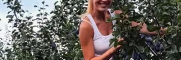 KAD NIJE U STUDIJU, ONDA JE NA DRVETU: Voditeljka bere šljive, pa sve objavila javno