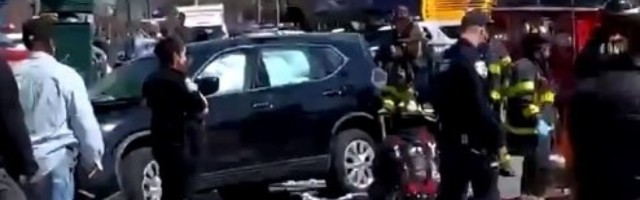 (VIDEO) UŽAS U BRUKLINU: Automobil uleteo među pešake, nekoliko osoba teško povređeno