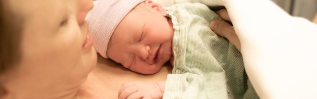 Mama heroina: Žena se porodila u parku u Borči