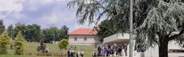 Porodica preminule doktorke prima saučešće na groblju Lešće