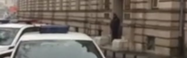 Pijani muškarac divljao cele noći po naselju, čim bi video automobil počinjao bi mahnito da se ponaša!
