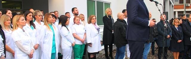 Trinaest šlepera sa opremom stiglo u vranjsku bolnicu, sutra stiže i Vučić