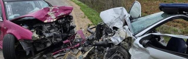 JEZIVE SLIKE SA MESTA NESREĆE KOD RAČE! Na porodicu naleteo pomahnitali vozač golfa! Četvoro u teškom stanju!