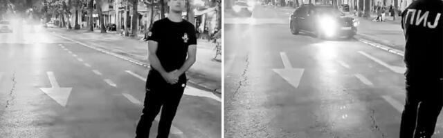 Obukao posebnu majicu i sam blokirao deblokiranu ulicu (VIDEO)
