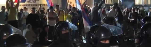 HAOS na Novom Beogradu: Žandarmerija potisnula građane, naprednjaci ih gađali jajima i flašama