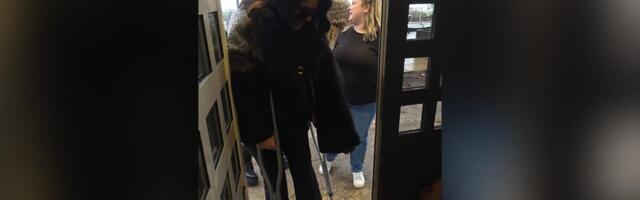 PAPARACO! Pevačica na štakama nakon operacije: Lice prekrila naočarima, evo gde smo je sreli (FOTO)