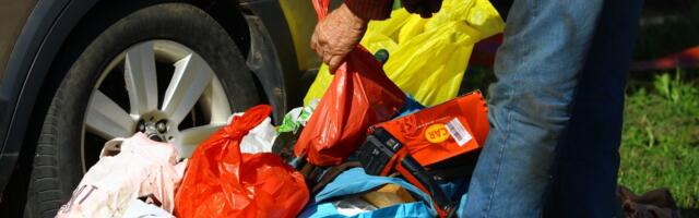 SRAMOTA PANČEVA! Pogledajte bahatog vozača "CRNOG GOLFA" koji je celo smeće izbacio kroz prozor (SNIMAK)