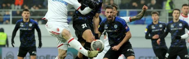 Gužva i koškanje fudbalera Zvezde i TSC-a, sudija Janjuš prinuđen da deli kartone