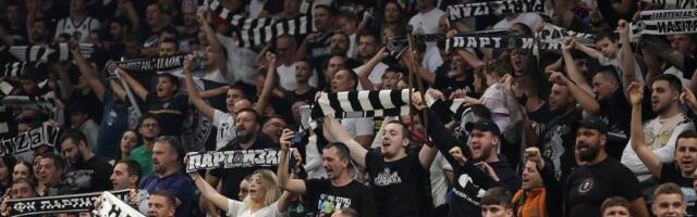 LUDNICA! GROBARI PRAVE FEŠTU U BOLONJI! Navijači Partizana grme pred večerašnju utakmicu protiv Virtusa - pogledajte kakva je atmosfera! VIDEO