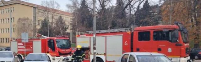 GOREO AUTO-SERVIS U KRNJAČI: Vatrogasci brzo reagovali, sprečeno širenje vatre na zgradu (video)