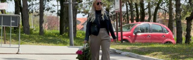 Džidža u javnosti posle gubitka bebe: Pevačica stigla na sahranu Ljiljane Marković, u ruci nosi ruže