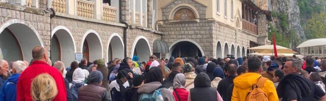 Svi putevi danas vode ka manastiru Ostrog: Hiljade mladih pešačilo satima, noćas su spavali na kamenu