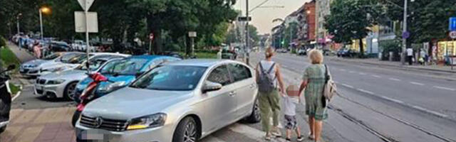 "Rešava ukrštenicu parkiran na pešačkom" Neverovatne slike iz Šapca! Građani BESNI