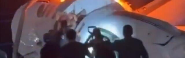 AVION SE SRUŠIO NA AUTO-PUT U TEKSASU: Ljudi razbijali prozore da bi spasili putnike, poginula jedna osoba (VIDEO)