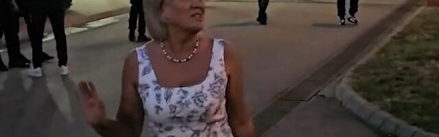 Stanijina majka bežala od novinara: Stigla elegantna i nasmejana u Šimanovce, izustila samo jednu rečeniu