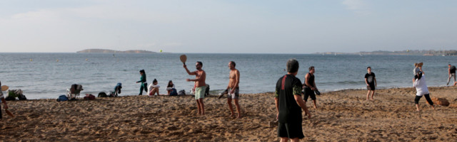 Čovek našao prsten na plaži: Na njemu su bili inicijali koji su uskoro otkrili neverovatnu priču