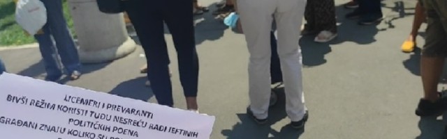 Botovi delili letke na protestu na Vračaru (VIDEO)