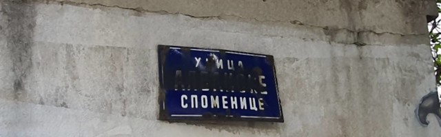 Oskrnavljena je tabla sa imenom ulice Albanske spomenice i ljudi su besni