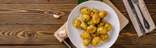 Lako i ukusno: Mladi krompirići sa lukom