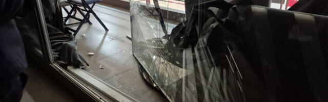 GROBARI RAZBILI STAKLO! Haotične scene u Areni! (FOTO-GALERIJA)