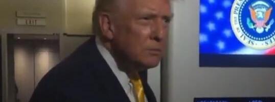 ONO KAD ZBOG TRAMPA NE MOŽEŠ DA IZAĐEŠ IZ TOALETA: Predsednik SAD malo "dobio" po leđima (VIDEO)