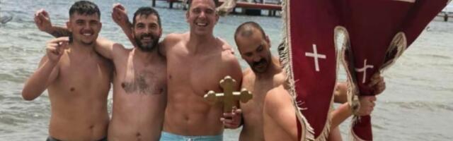 VODITELJ RTS PLIVAO ZA ČASNI KRST U AUSTRALIJI: Uskočio u OKEAN, a slika s KRSTOM srušila sve mreže!