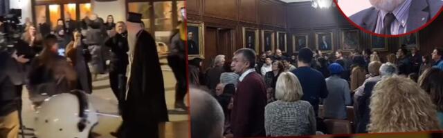 EVO KAKO SU BLOKADERI PRE GODINU DANA UPALI U MATICU SRPSKU I PREKINULI AKADEMIJU: Prof. Stanić hrabro izašao pred njih, a kad je progovorio oni SPUSTILI GLAVE