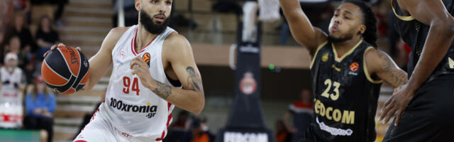 Haos u Grčkoj! Furnije nasrnuo na navijača, sudije ga momentalno isključile (VIDEO)