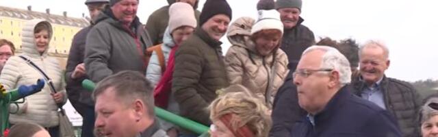 PRVI OD 400 KRUZERA OVE SEZONE UPLOVIO U NOVI SAD! Bečlije oduševljene domaćinskim dočekom s tamburicama, kolcem i lepoticama u narodnim nošnjama (FOTO/VIDEO)