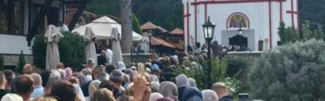 Velika gužva u manastiru Tumane, vernici dobijaju poseban blagoslov: Danas je presvlačenje moštiju Svetog Zosima