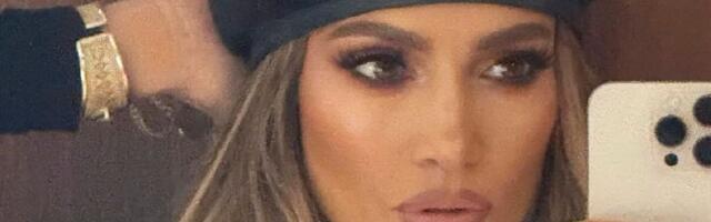 Sevao bujni dekolte na venčanju godine: Dženifer Lopez bez milosti došla u OVOJ HALJINI